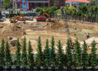 130 de arbori cu înălțimi de aproximativ 8 metri împrejmuiesc șantierul clădirii de birouri United Business Center 1 din ansamblul Openville, pentru confortul clienților și protejarea mediului