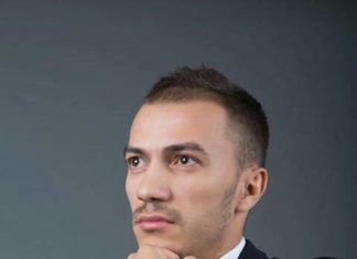 Student din Timisoara deschide in Piata Operei un centru de reparatii pentru telefoane unic in Romania