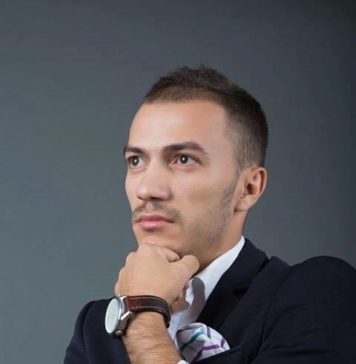 Student din Timisoara deschide in Piata Operei un centru de reparatii pentru telefoane unic in Romania