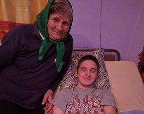 Drama lui Valentin – un tânăr paralizat care trăiește împreună cu mama lui dintr-o pensie de 600 lei. Cum îl putem ajuta ?