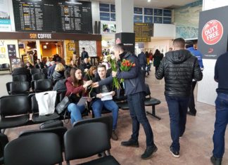 Pasagerele de pe Aeroportul Timișoara au primit în dar o floare de Ziua Femeii