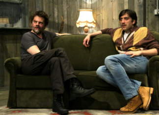 Florin Piersic jr. pe scena Teatrului Național Timișoara. Regizează și joacă în ”Frați”