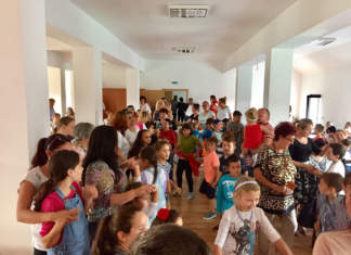 Zeci de copii din Timişoara au primit ghiozdane şi rechizite la început de an şcolar