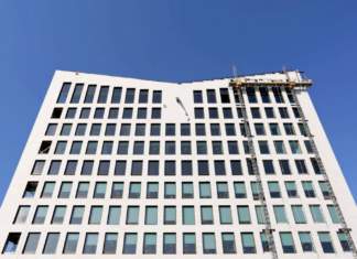 Cadran solar din bronz, de 400 kg, decorează faţada sudică a clădirii de birouri UBC 1 din ansamblul Openville