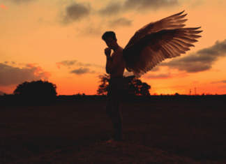 Un ocean de vorbe, intr-un purgatoriu de priviri: sunt om