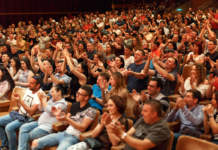 Cum au ajuns show-urile de stand-up comedy la 25.000 de români din Europa, prin implicarea unor tineri timişoreni