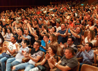 Cum au ajuns show-urile de stand-up comedy la 25.000 de români din Europa, prin implicarea unor tineri timişoreni