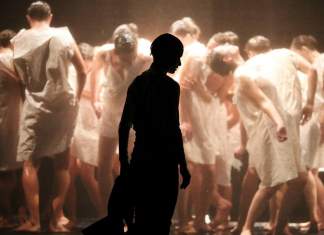 Spectacolul „Rambuku” şi incertitudinea liniştitoare a sfârşitului