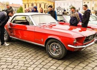 De la „Broască” la Trabby, mașinile de epocă au fost prezente în Piața Unirii din Timișoara. Ce alte modele de mașini de epocă au admirat timișorenii ?