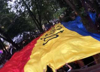 Timişorenii Maestros del Ritmo au „deșteptat românii” de la Untold cu un drapel de 30 de metri!