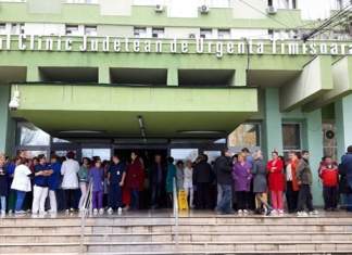 Emoționant! Angajații Spitalului Județean au ieșit în stradă pentru a-și susține directorul demis de Guvernul PNL. Vezi mesajul transmis de Marius Craina