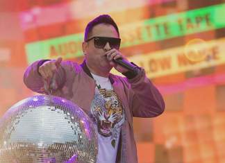 DJ-ul timișorean care pune muzică din apartament pentru a-i ajuta pe bătrânii de lângă Timișoara cu o masă caldă. Cum poți participa și tu la campanie?