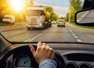 Șofer în vârstă de 76 de ani, bătut de un tânăr în trafic pentru că se deplasa prea încet cu mașina