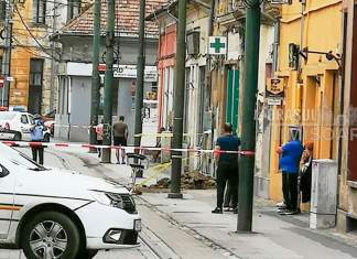 Timișoara se degradează – un alt acoperiș s-a rupt și a căzut pe trotuar în zona Traian