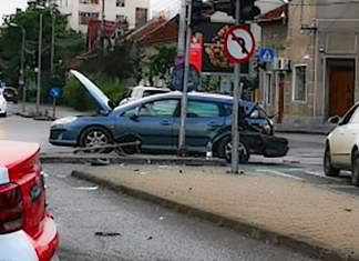 Șmecher de Caraș ignoră regulile de circulație și provoacă un accident cu doi răniți la intersecția Circumvalațiunii / Bogdăneștilor