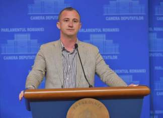 Alfred Simonis despre alegerile PNL Timișoara: Firme de paza, cefe late, poliție, îmbrânceli, huiduieli, zeci de oameni ținuți afară în ploaie – aşa a arătat jalnicul spectacol servit de liberalii din Timiş (video).