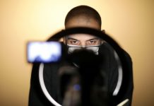 Premieră la Teatrul Național din Timișoara: POVESTEA ACELOR OAMENI CARE ÎNTR-O SEARĂ S-AU ADUNAT ÎN JURUL UNEI MESE