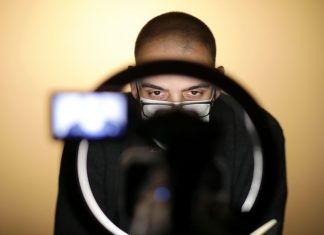 Premieră la Teatrul Național din Timișoara: POVESTEA ACELOR OAMENI CARE ÎNTR-O SEARĂ S-AU ADUNAT ÎN JURUL UNEI MESE