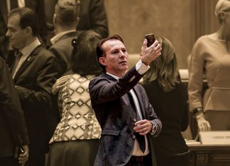 Simonis: „Cîțu nici portar la Guvern nu mai putea fi după ce a fost singurul om politic din istorie care a renunțat la mandatul de prim-ministru cu 5 minute înainte de a fi învestit”