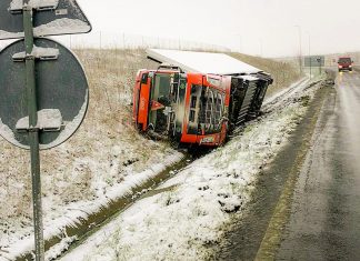Tir răsturnat la nodul rutier Giarmata, ieșirea și intrarea pe autostrada A1 este temporar închisă