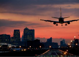 Prima măsură a administrației Biden: toată lumea care intră cu avionul în SUA stă obligatoriu în carantină