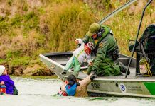 Sute de români de etnie romă traversează ilegal granița dintre Mexic și SUA