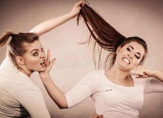 Două femei, de 26 si 34 de ani, s-au bătut într-un restaurant din centrul orașului. Update: IPJ a luat măsura reținerii pentru 24 de ore pentru femeia de 34 de ani