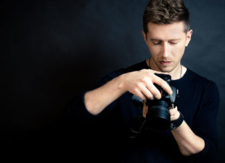 Expoziția în care fotografia și pictura se intersectează cu arta generativă