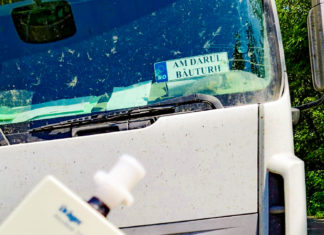 Șofer de tir ce avea în parbriz o plăcuță cu „Am darul băuturii”, tras pe dreapta. Polițiștii au constatat că nu mințea