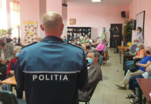 Normalitate: acțiuni de informare făcute de polițiști la centrele pentru persoane în vârstă