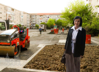 O nouă parcare pe strada Izlaz (zona Steaua) este aproape terminată, dar cei din Primărie au uitat …. să pună stâlpii de curent. Roxana Iliescu către PMT: „Ce faceți, veniți când este finalizată să spargeți asfaltul tocmai turnat?”