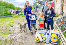 Ajutor umanitar din partea polițiștilor pentru o familie defavorizată din Sânmihaiu Român