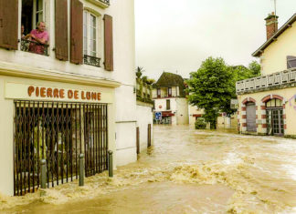 Potop în sudul Franței: în două ore a plouat cât în trei luni. Apa a format cascade pe străzile unui sat francez (video)