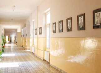 Aproape toate scolile din Timisoara vor avea (si) cursuri online de luni: Colegiul Banatean, Lenau, Calderon, Moisil, Henri Coanda, Alimentar, Agro, Eletrotimis, Auto, Economic si Ana Aslan sunt in scenariul rosu – o parte din elevi vor face orele online. Vezi lista completa