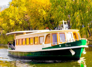 Cunoscutul vaporaș Pelican a revenit pe Bega după 9 ani de la incendiul care l-a devastat (video)