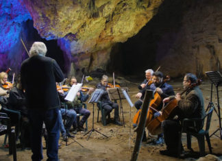 Vezi aici unul din cele mai frumoase concerte susținute în vestul României – speleoconcertul simfonic de la Peștera Românești