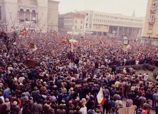 Balconul Teatrului Național a intrat în istorie acum 34 de ani
