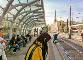 34 de stații de tramvai din Timișoara vor fi modernizate: peroane la nivelul tramvaiului, indicatori vizuali, informații afișate în stații despre timpii de așteptare și alte mijloace de transport (inclusiv biciclete). Deocamdată, se caută proiectant