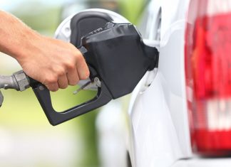 Se reduce cu 50 de bani prețul carburantului la pompă. Klaus Iohannis : „până la urmă și 50 de bani sunt 50 de bani pe care nu îi dai”