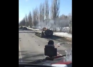 Cum arată drumurile care leagă Kiev de Belarus: tancuri ucrainene distruse pe marginea șoselei (video)