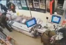 Invadatori flămânzi: militari ruși furând dintr-un magazin ucrainean (video)