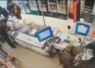 Invadatori flămânzi: militari ruși furând dintr-un magazin ucrainean (video)