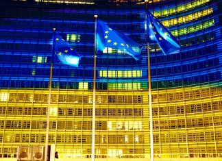Sediul Comisiei Europene, luminat în culorile drapelului Ucrainei