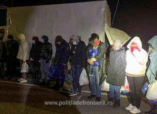 26 de cetăţeni străini, depistaţi ascunşi într-o autoutilitară cu piese auto (video)
