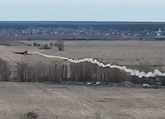 Imagini spectaculoase cu doborârea unui elicopter rus în Ucraina (video)