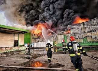 Peste cinci ore de luptă cu flăcările la halele Iskandarani de la ieșirea din Timișoara. Ce a ars? (video)