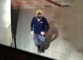 După ce și-au pierdut banii la păcănele au jefuit sala de jocuri de noroc cu masca pe față. Polițiștii i-au prins la mai puțin de opt ore