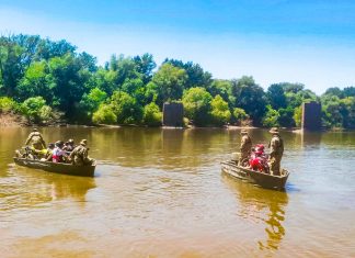 Inedit! Bicicliștii români, transportați peste Mureș de armata ungară (foto și video)