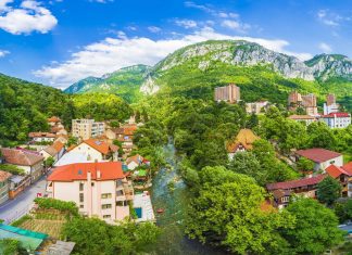 35 de inculpați, printre care acţionari şi persoane cu funcţii de conducere ai unei firme, un fost deputat, un avocat, dar şi un executor judecătoresc, trimiși în judecată de DIICOT pentru privatizarea frauduloasă a stațiunii Băile Herculane