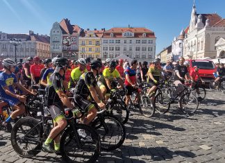 Alin Nica şi Dominic Fritz, la startul turul ciclist Timişoara-Szeged. „Trebuie să conectăm cele două judeţe de peste graniţă”. Foto și video